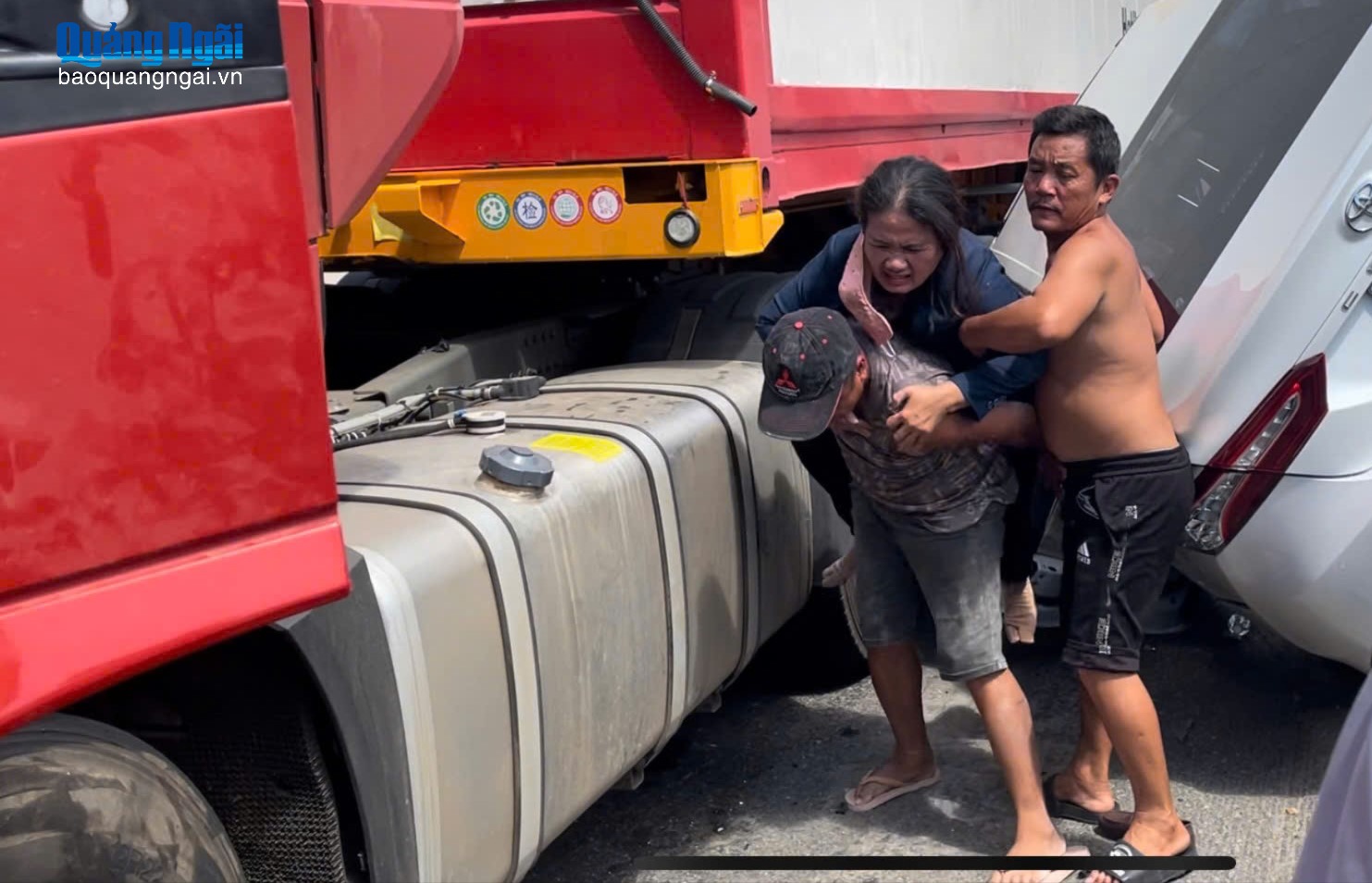 Người dân nhanh chóng phá cửa, hỗ trợ người bị nạn trên xe ô tô ra ngoài.