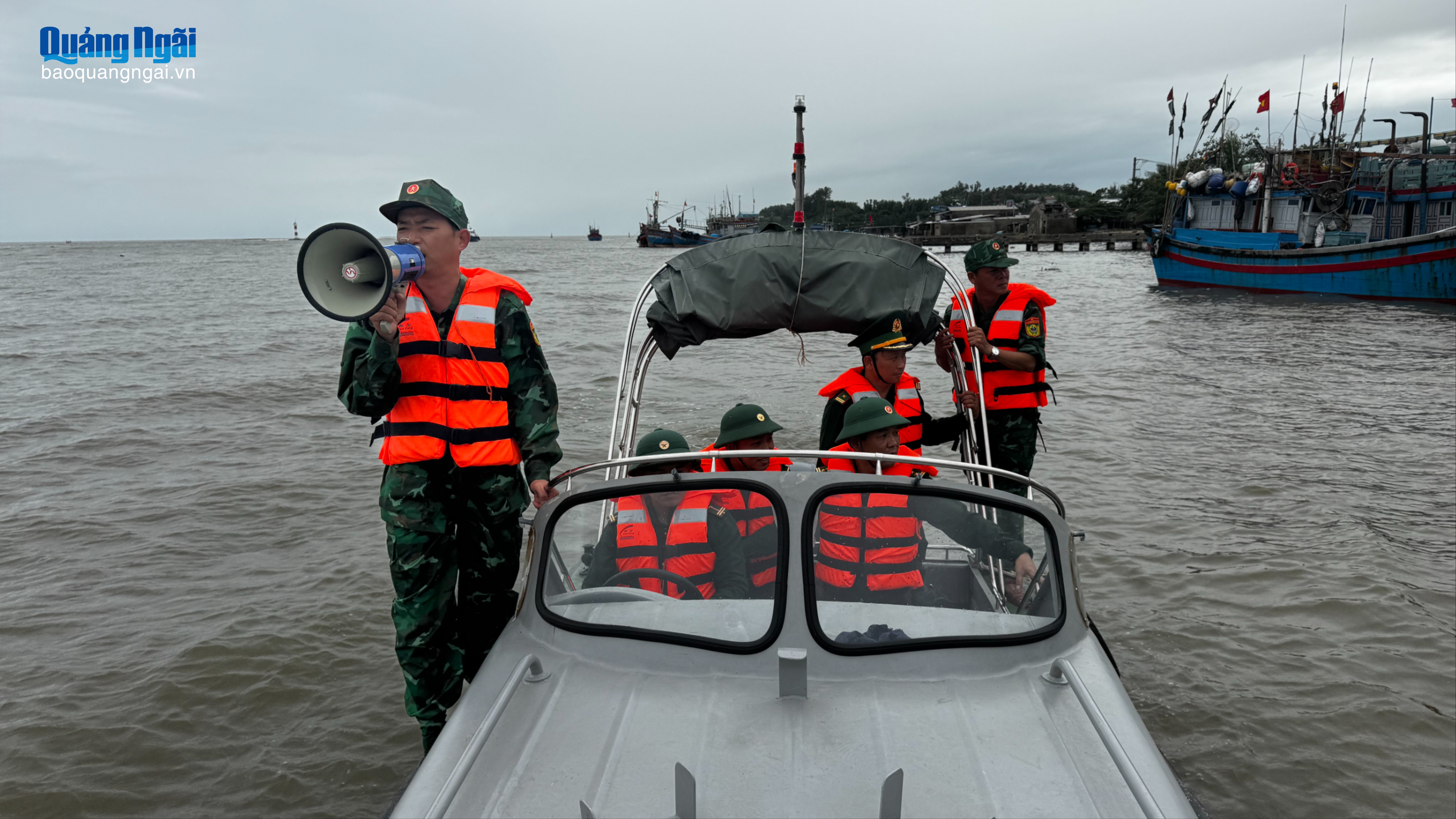 Lực lượng chức năng kêu gọi tàu thuyền tránh trú bão.