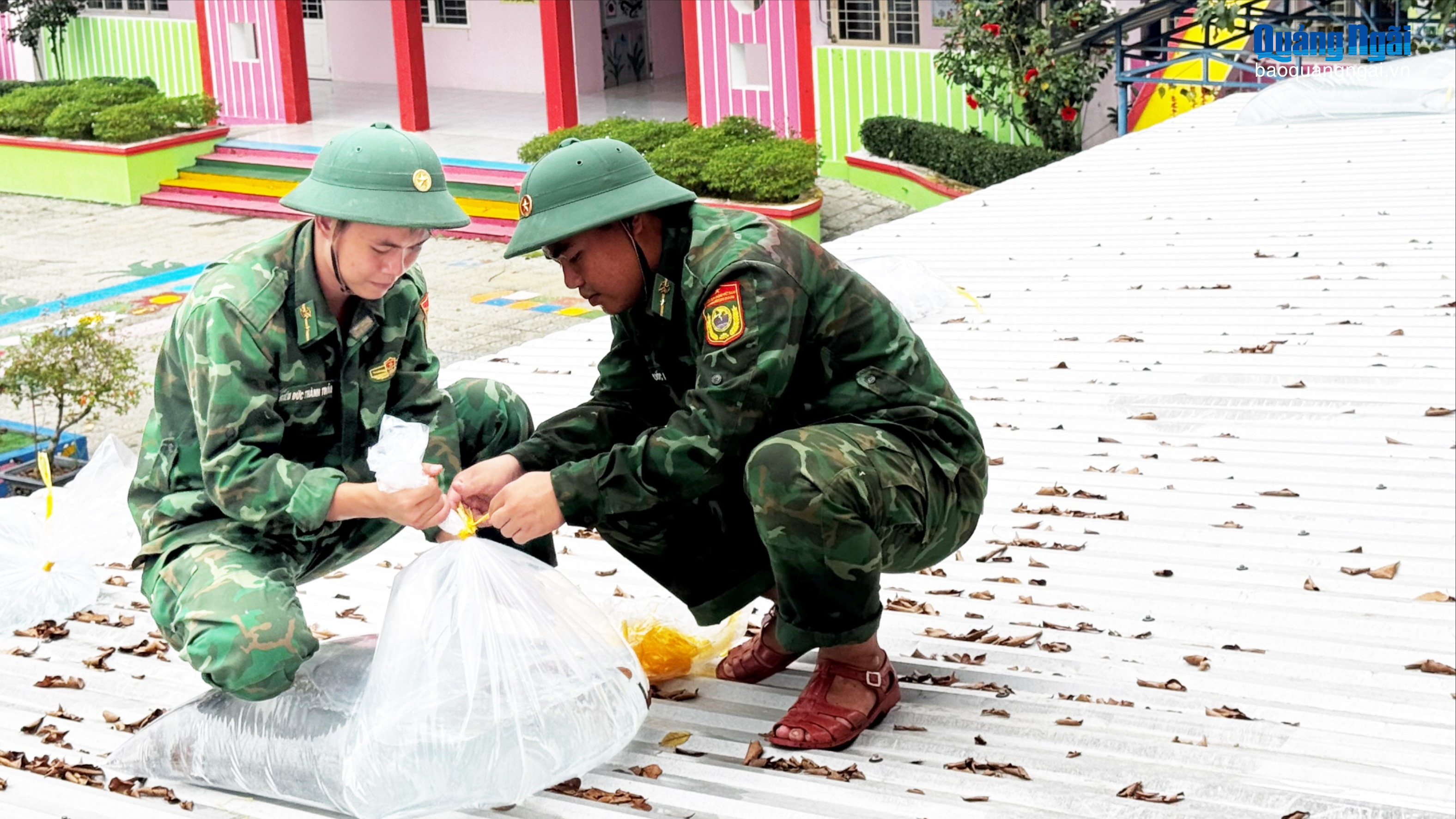 Bộ đội Biên phòng giúp dân chằng chống nhà cửa.