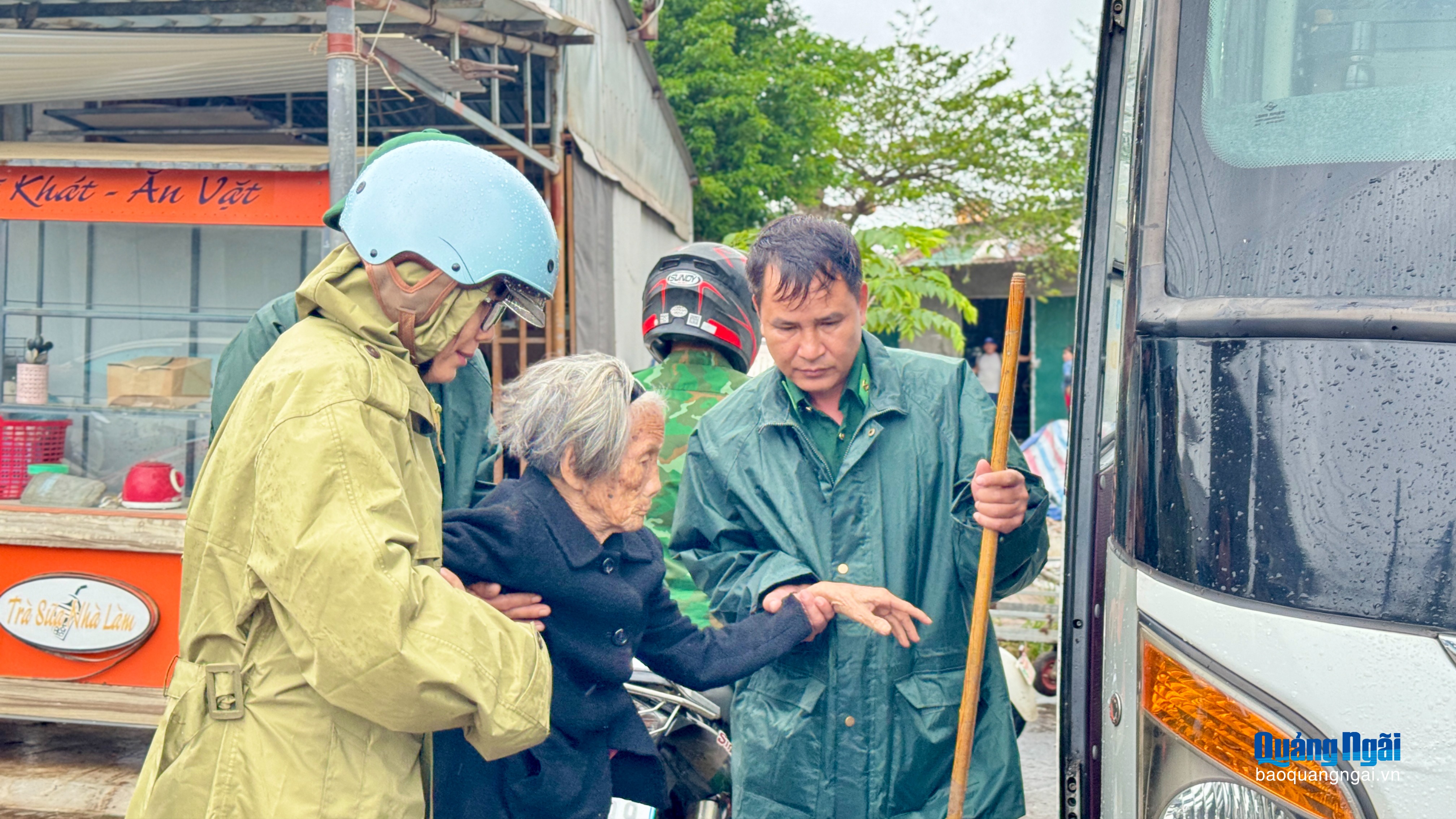 Các cụ già được các lực lượng hỗ trợ đưa lên lên xe.