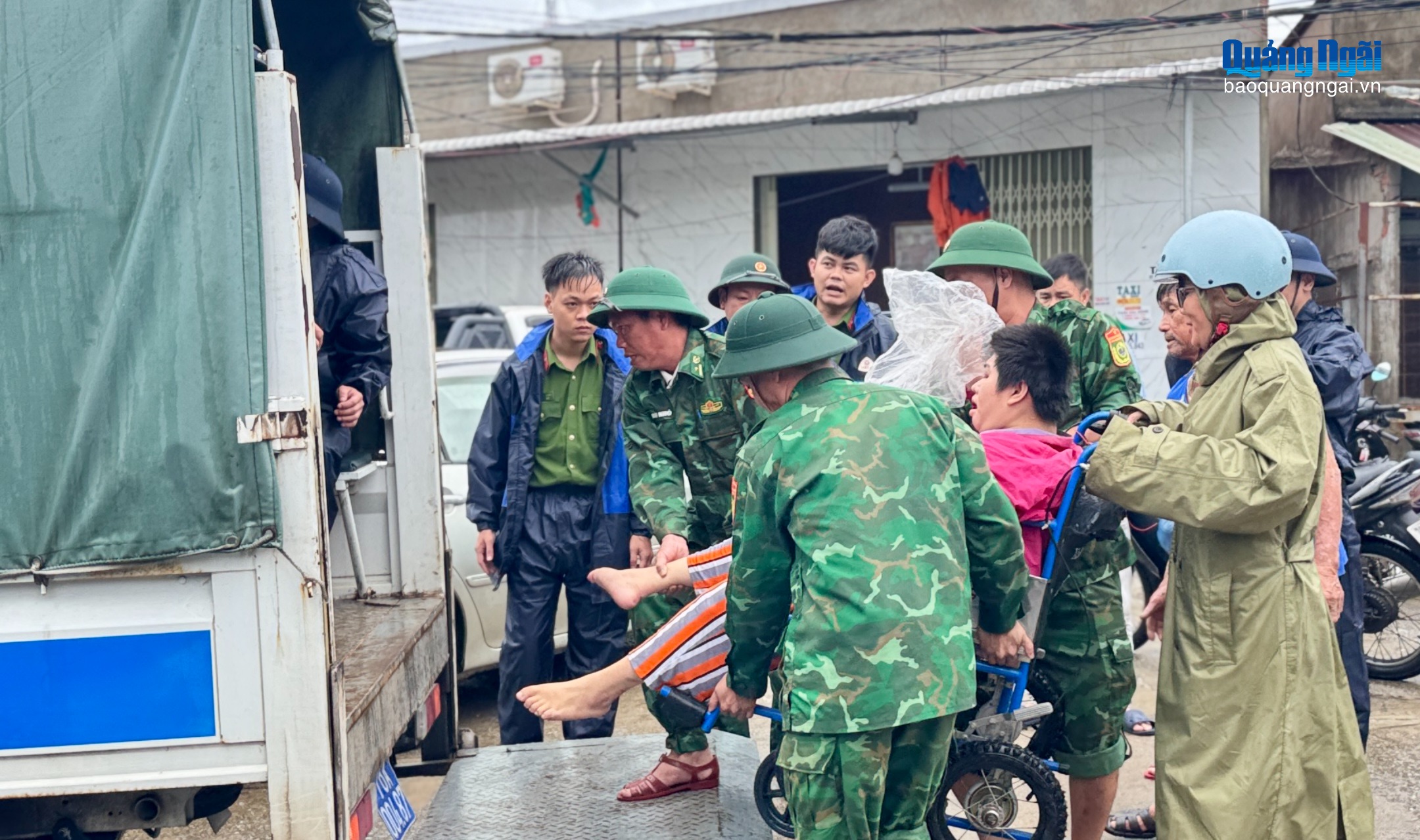 Chính quyền đã bố trí xe ô tô để vận chuyển người già và các hộ neo đơn, người tàn tật.