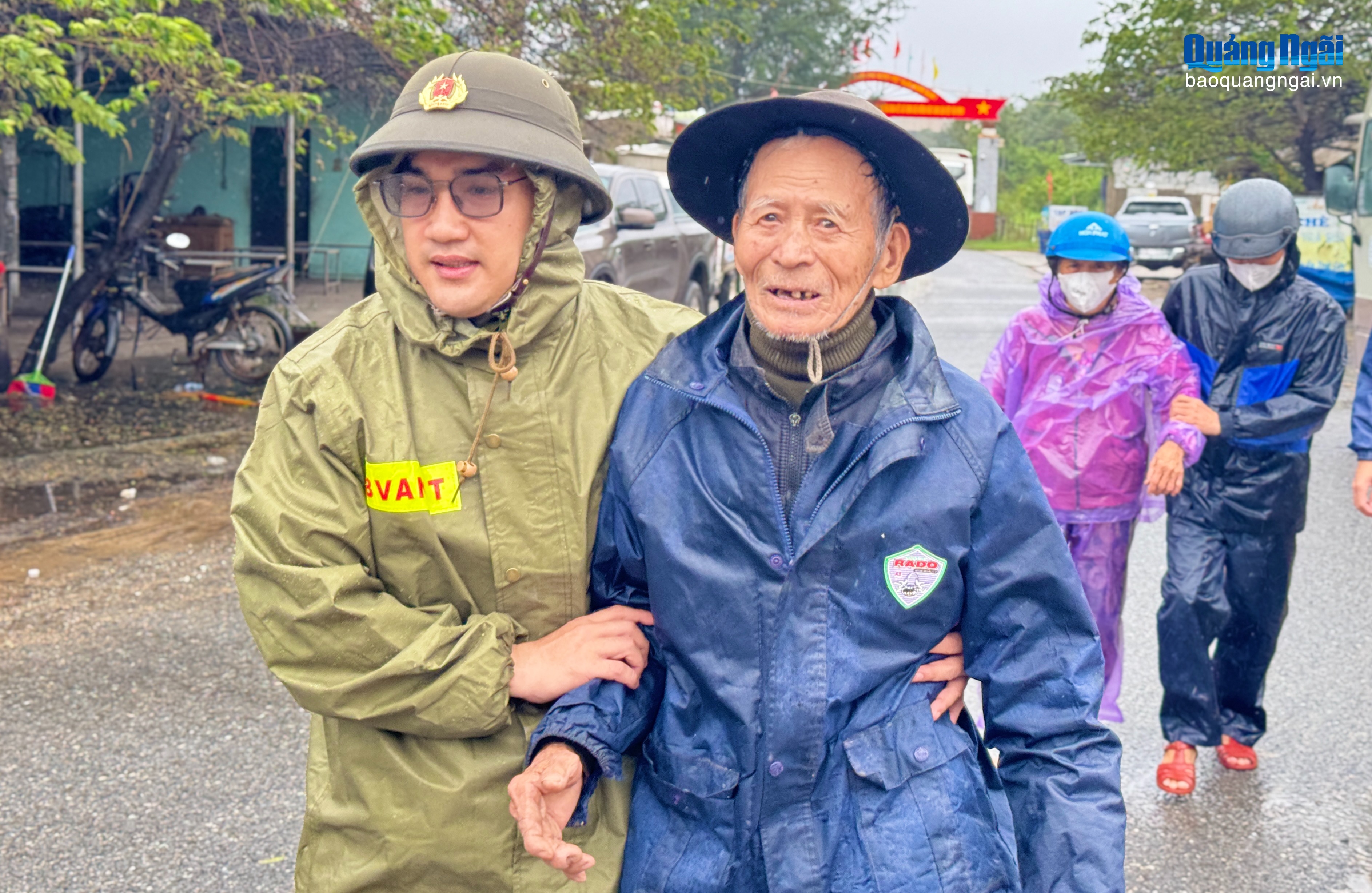 Chính quyền địa phương hỗ trợ người dân đến nơi ở an toàn.