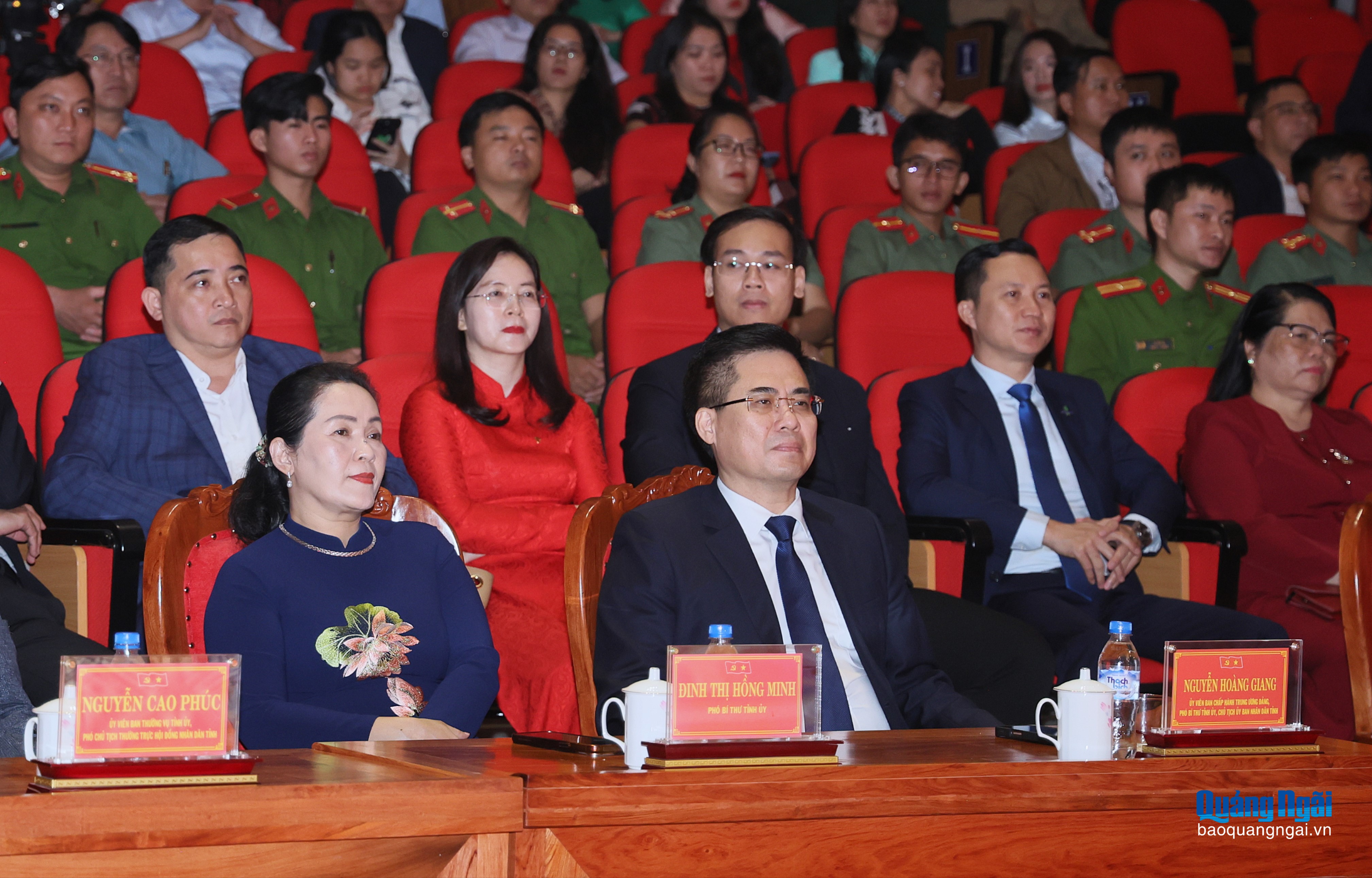 Ủy viên Trung ương Đảng, Phó Bí thư Tỉnh ủy, Chủ tịch UBND tỉnh Nguyễn Hoàng Giang và Phó Bí thư Tỉnh ủy Đinh Thị Hồng Minh cùng các đại biểu tham dự buổi lễ.