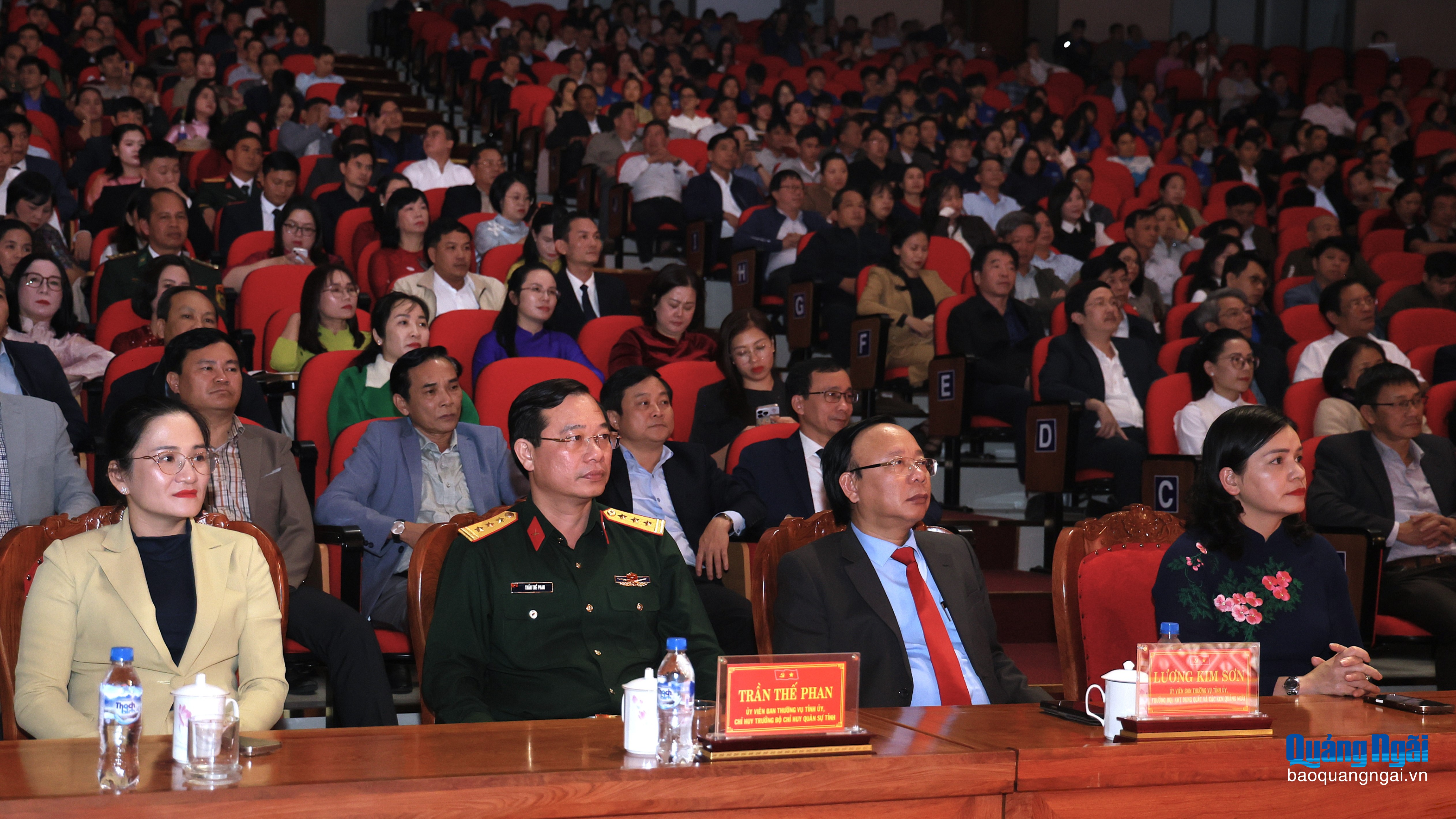 Gần 600 đại biểu là lãnh đạo tỉnh, đại diện các cơ quan, đơn vị, cùng các tác giả, nhóm tác giả đoạt giải và đông đảo cán bộ, đảng viên đã tham dự Lễ Tổng kết và trao Giải Búa liềm vàng tỉnh Quảng Ngãi lần thứ I. Buổi lễ là dịp đánh giá kết quả tổ chức giải, tôn vinh những tác phẩm báo chí xuất sắc, đồng thời khích lệ đội ngũ người làm báo chuyên và không chuyên tiếp tục sáng tạo, phục vụ hiệu quả công tác tuyên truyền về xây dựng Đảng, góp phần củng cố niềm tin của nhân dân đối với Đảng bộ tỉnh.