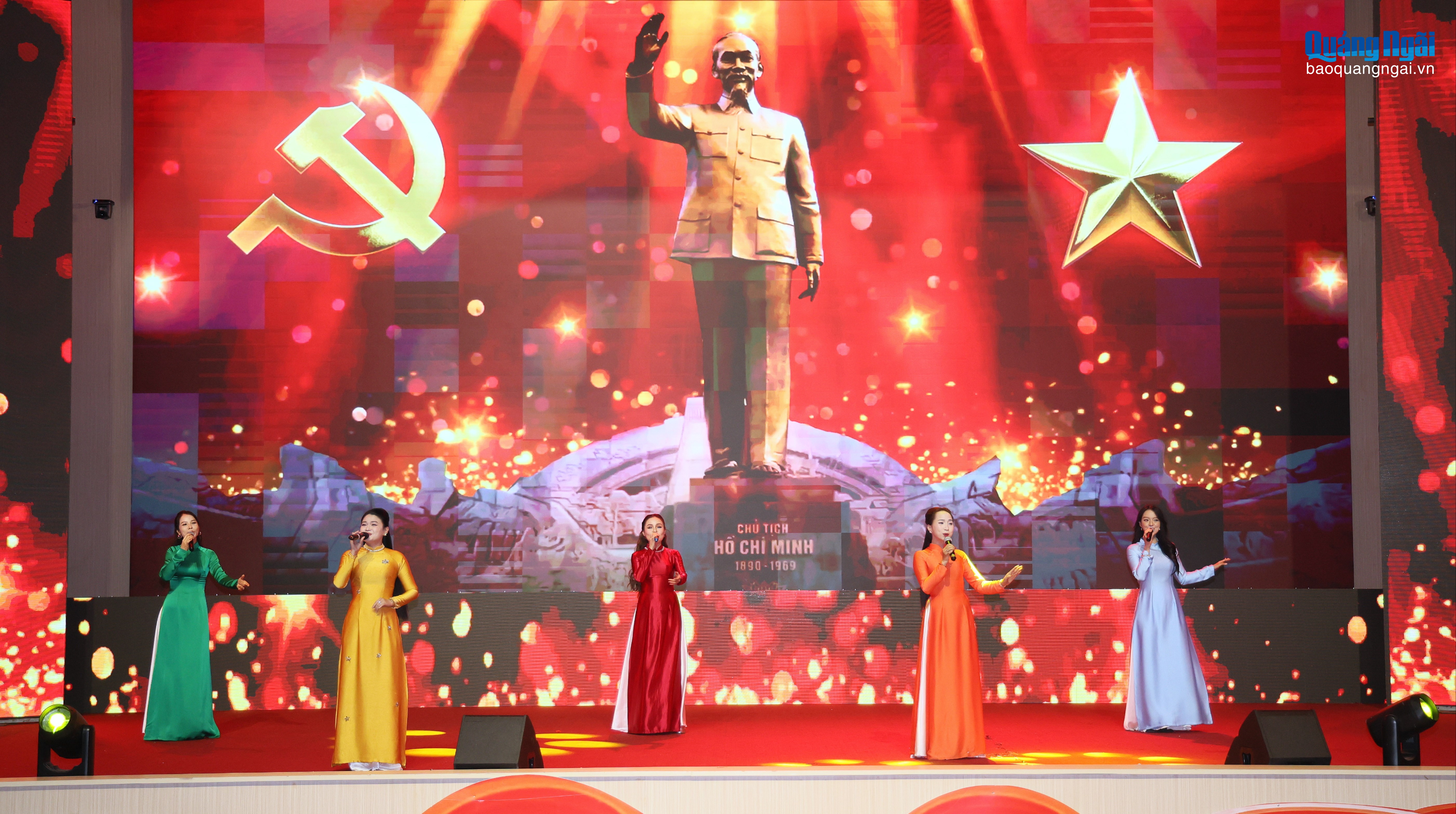 Chương trình nghệ thuật “Quảng Ngãi: Cội nguồn - ngòi bút - niềm tin và khát vọng” với những tiết mục ca ngợi Đảng quang vinh, Bác Hồ kính yêu và quê hương Quảng Ngãi được dàn dựng công phu đã tạo nên không khí trang trọng, sâu lắng; khơi dậy cảm hứng về truyền thống cách mạng và trách nhiệm của báo chí, tạo nền cảm xúc đẹp cho lễ trao giải.