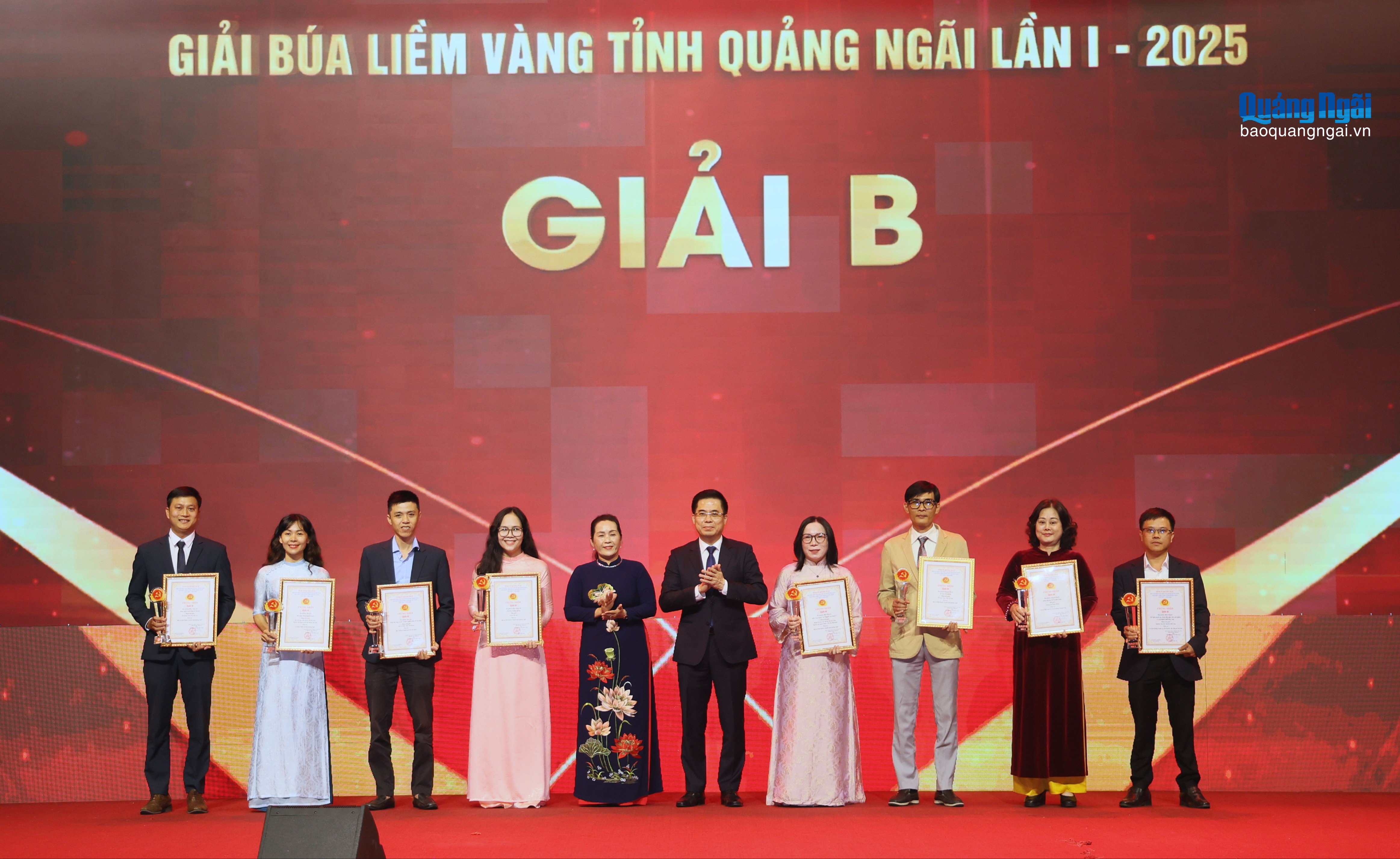 Ủy viên Trung ương Đảng, Phó Bí thư Tỉnh ủy, Chủ tịch UBND tỉnh Nguyễn Hoàng Giang và Phó Bí thư Tỉnh ủy Đinh Thị Hồng Minh trao giải cho các tác giả, nhóm tác giả đoạt giải B.