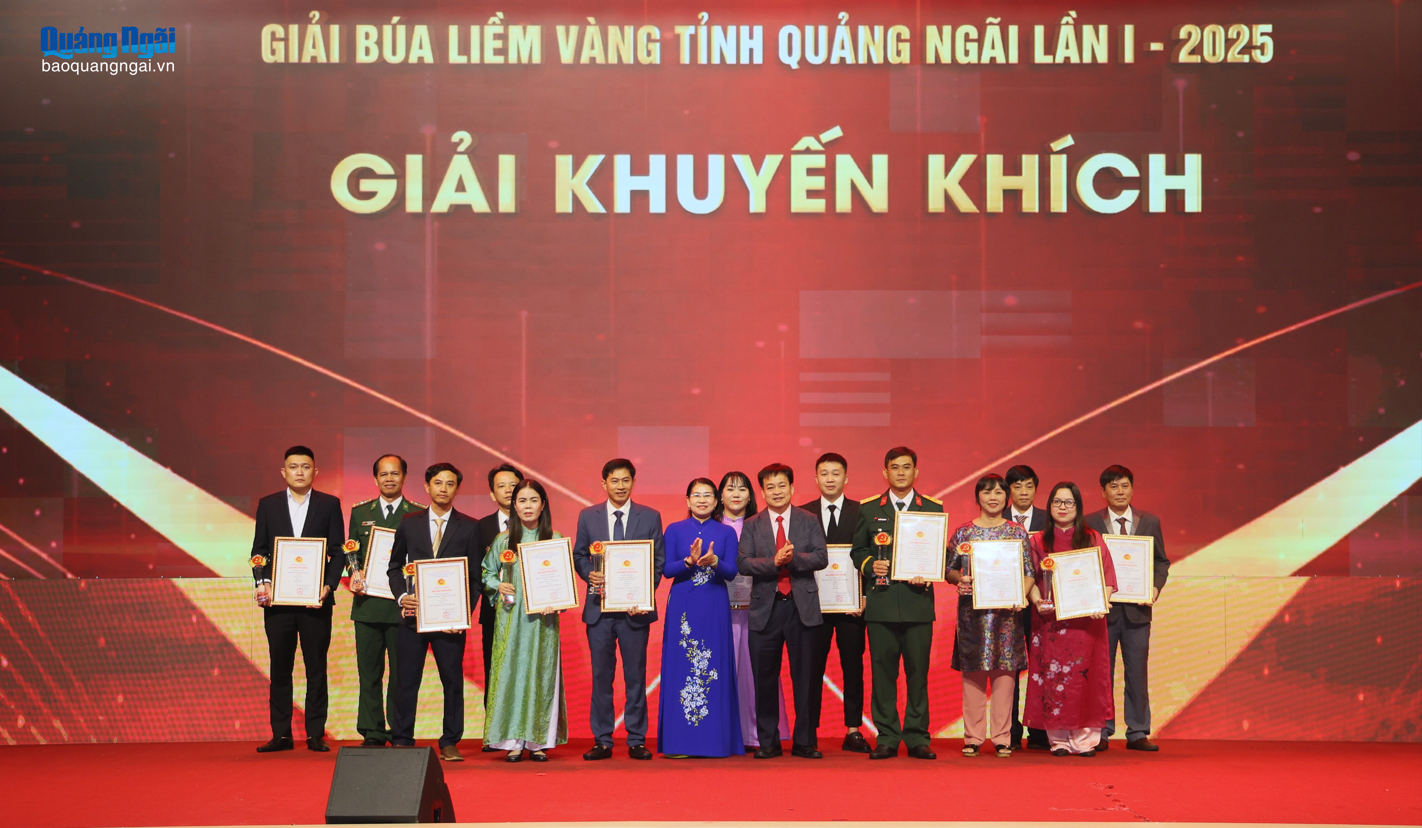 Ủy viên Ban Thường vụ Tỉnh ủy, Phó Chủ tịch Thường trực HĐND tỉnh Nguyễn Cao Phúc và Ủy viên Ban Thường vụ Tỉnh ủy, Trưởng Ban Nội chính Tỉnh ủy Trương Thị Linh trao giải cho các tác giả, nhóm tác giả đoạt giải Khuyến khích.