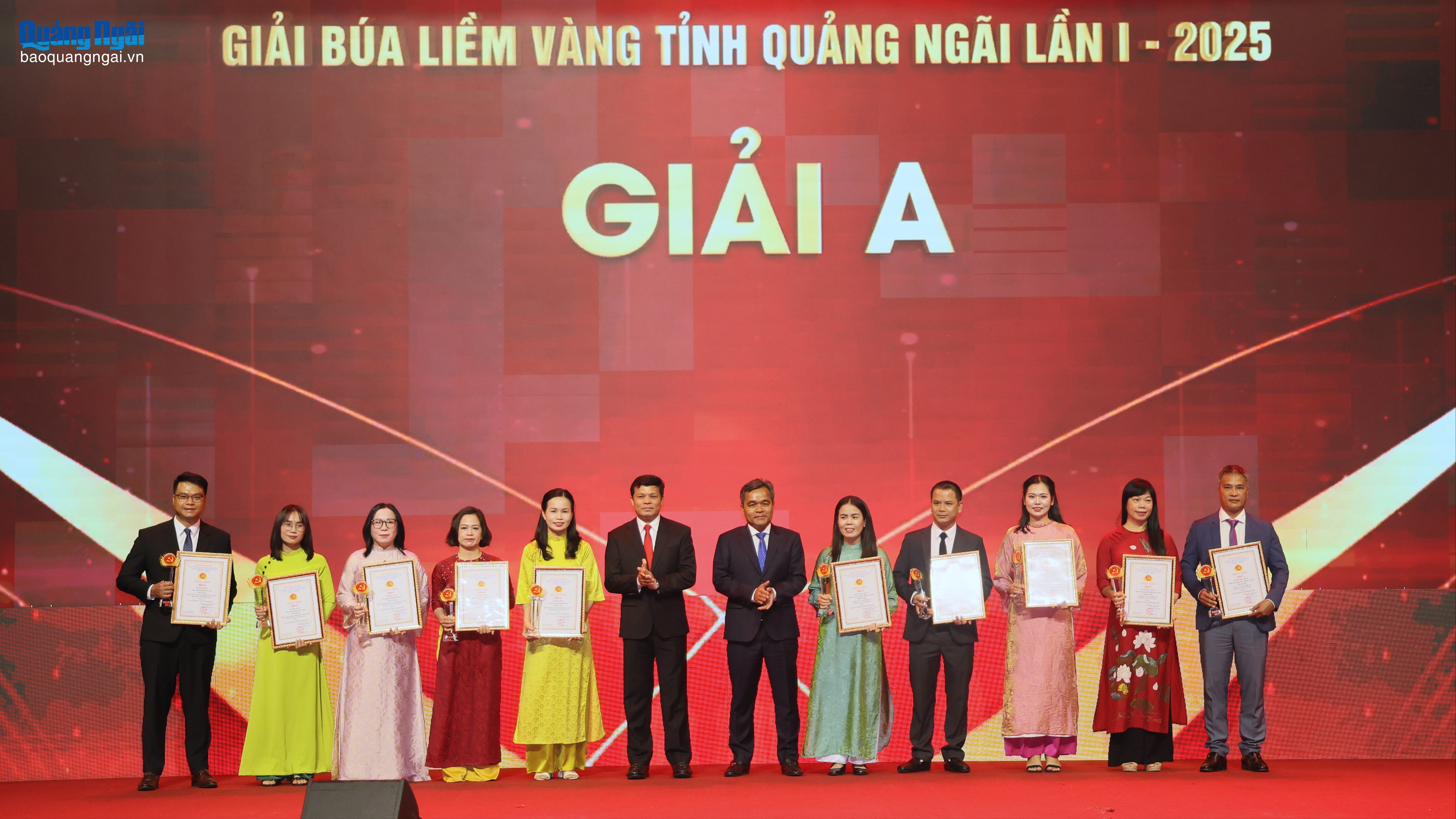 Ủy viên Trung ương Đảng, Bí thư Tỉnh ủy Hồ Văn Niên và Phó Bí thư Tỉnh ủy, Chủ tịch HĐND tỉnh Nguyễn Đức Tuy trao giải cho các nhóm tác giả đoạt giải A.