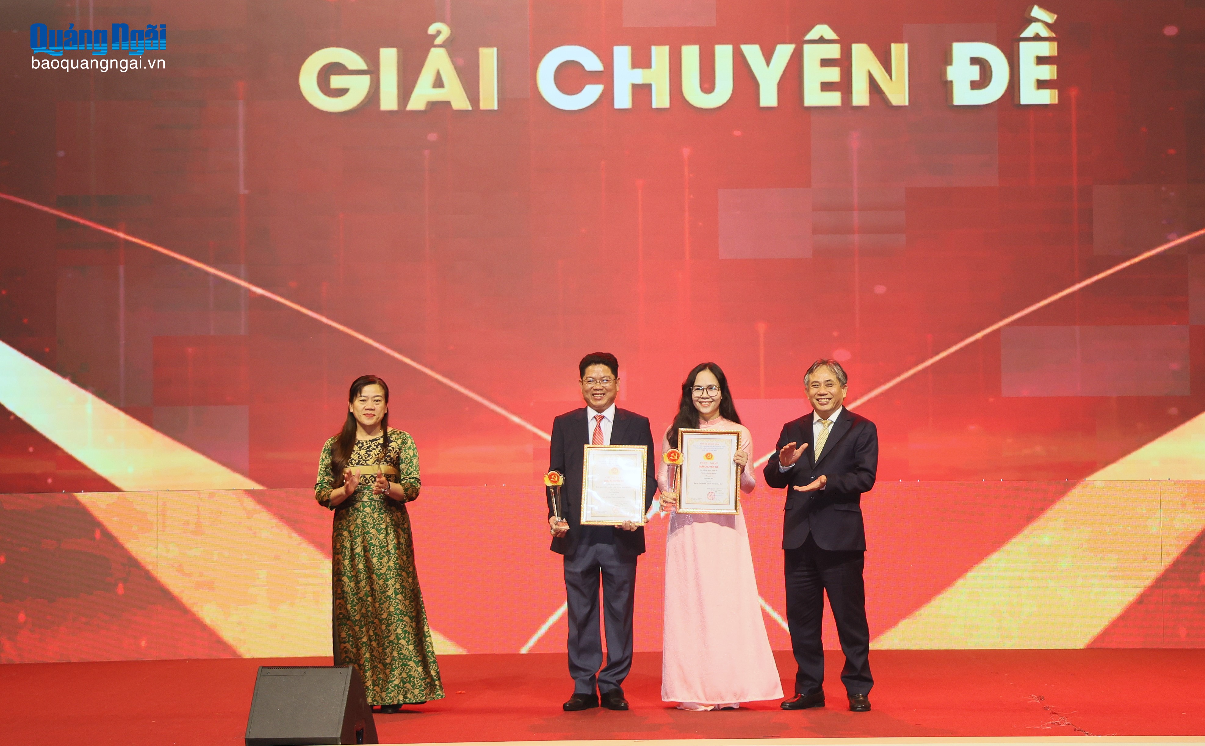Ủy viên Ban Thường vụ Tỉnh ủy, Trưởng Ban Tổ chức Tỉnh ủy Lữ Ngọc Bình và Ủy viên Ban Thường vụ Tỉnh ủy, Phó Chủ tịch Thường trực Ủy ban MTTQ Việt Nam tỉnh Y Thị Bích Thọ trao giải cho các tác giả đoạt giải Chuyên đề.