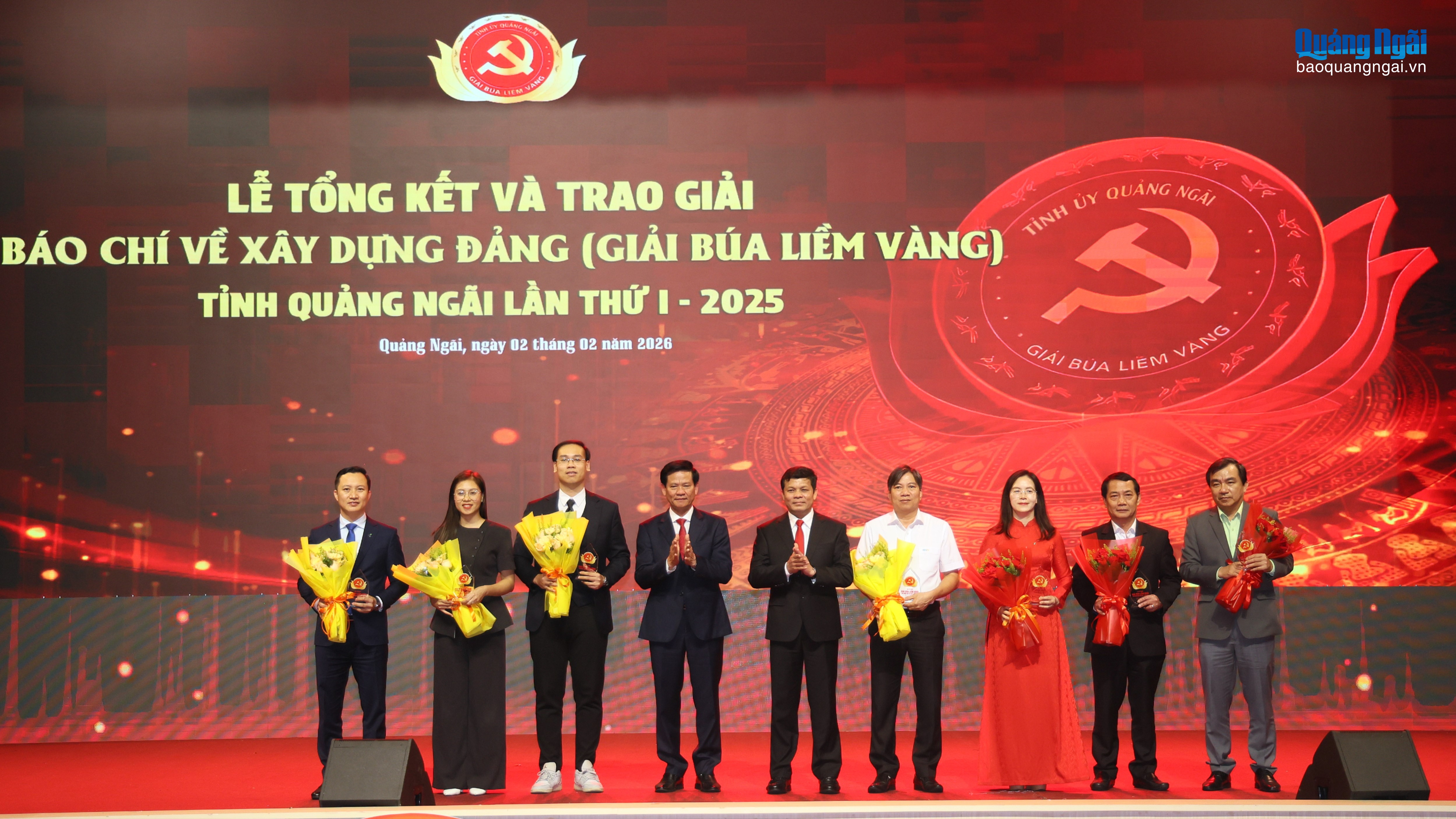 Phó Bí thư Tỉnh ủy, Chủ tịch HĐND tỉnh, Trưởng Ban Tổ chức Giải Nguyễn Đức Tuy và Ủy viên Ban Thường vụ Tỉnh ủy, Trưởng Ban Tuyên giáo và Dân vận Tỉnh ủy kiêm Phó Trưởng Ban thường trực Ban Tổ chức Giải, Chủ tịch Hội đồng chấm giải Ngô Văn Trọng tặng hoa và biểu trưng cảm ơn các doanh nghiệp đã đồng hành cùng lễ trao giải.