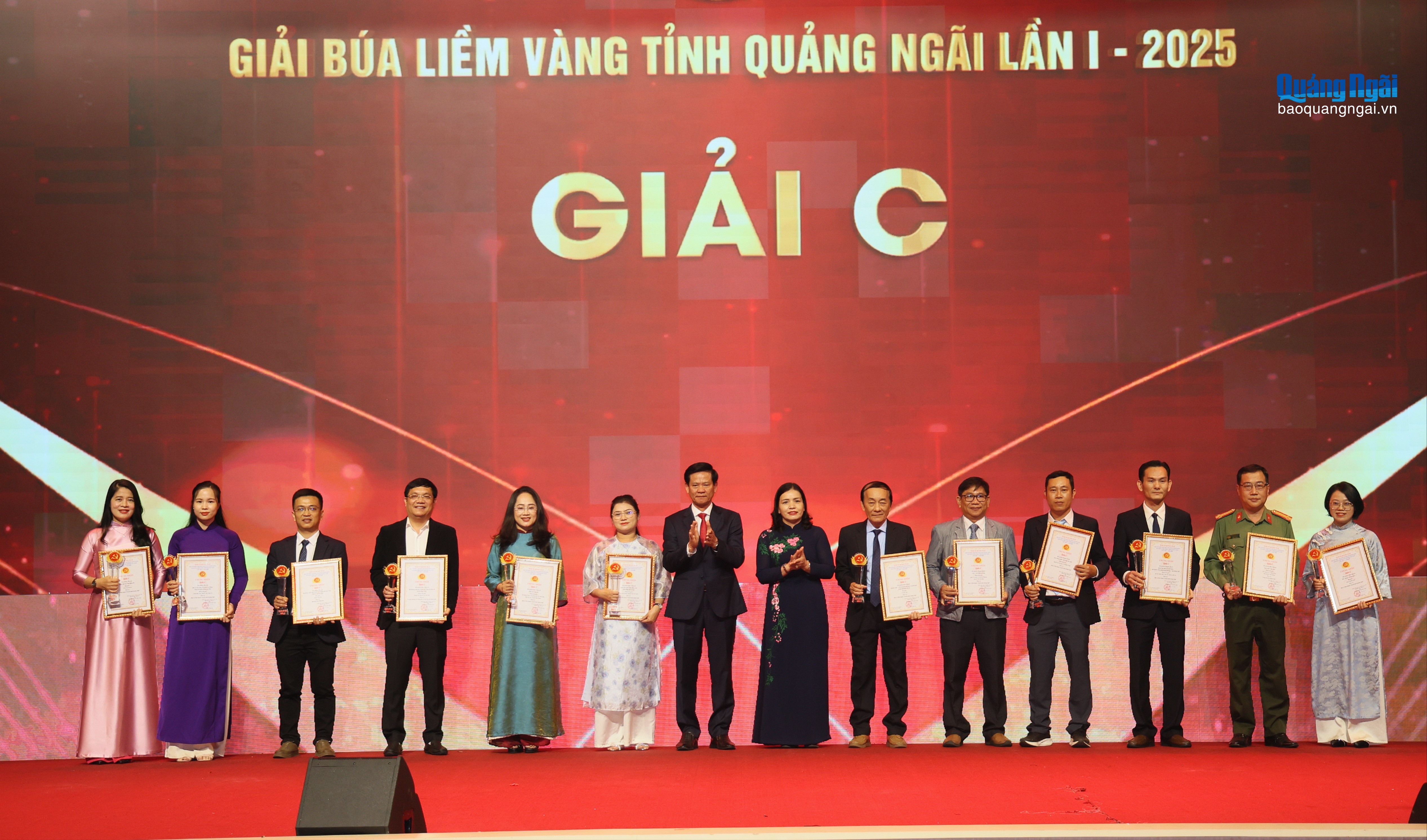 Ủy viên Ban Thường vụ Tỉnh ủy, Trưởng Ban Tuyên giáo và Dân vận Tỉnh ủy Ngô Văn Trọng và Ủy viên Ban Thường vụ Tỉnh ủy, Phó Chủ tịch Thường trực UBND tỉnh Y Ngọc trao giải cho các tác giả, nhóm tác giả đoạt giải C.