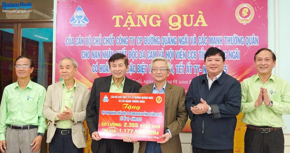 Lãnh đạo Công ty CP Đường Quảng Ngãi trao quà cho nạn nhân chất độc da cam trên địa bàn tỉnh đầu năm 2025.