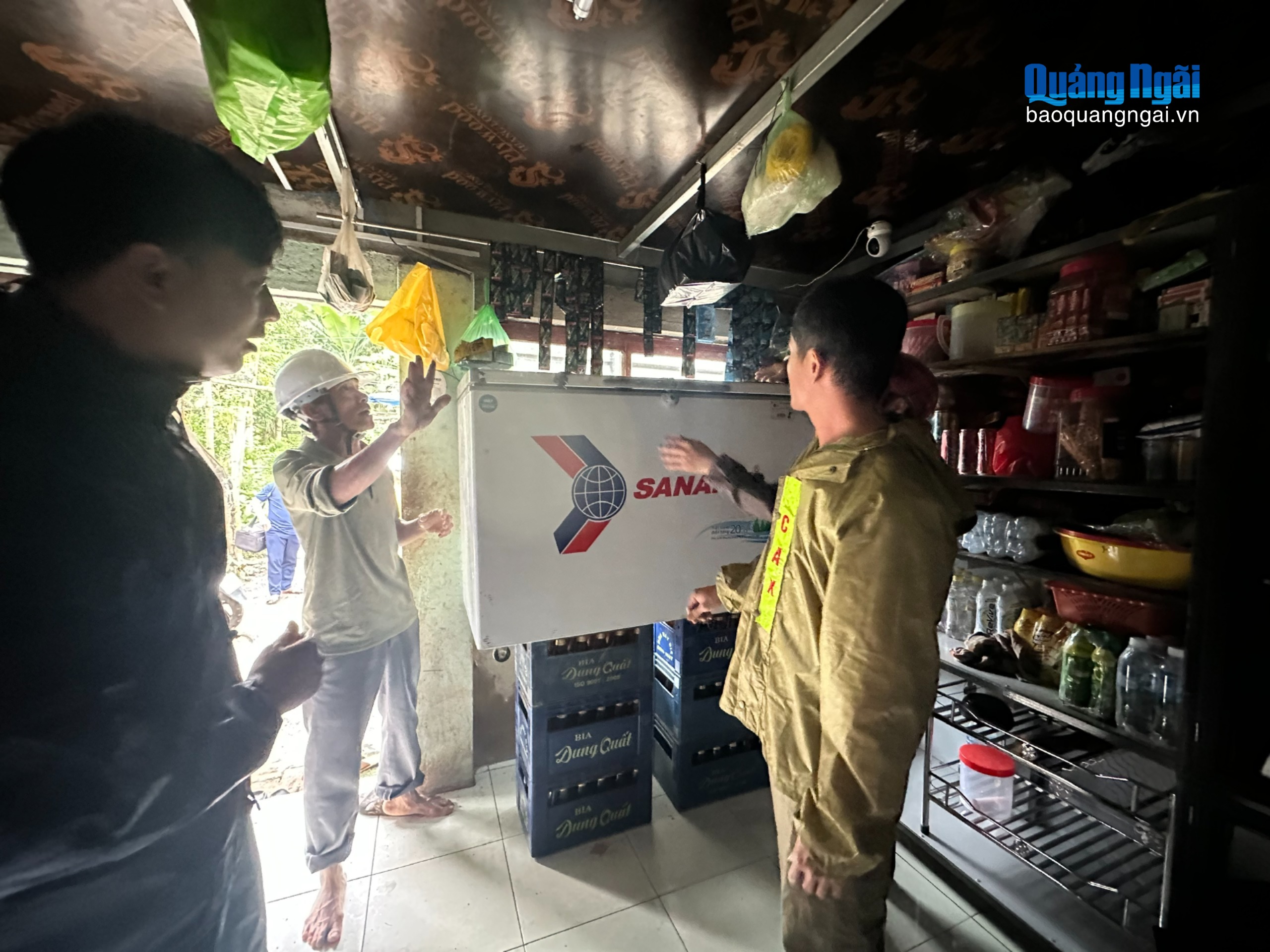 Giúp người dân kê, dọn tài sản lên cao.