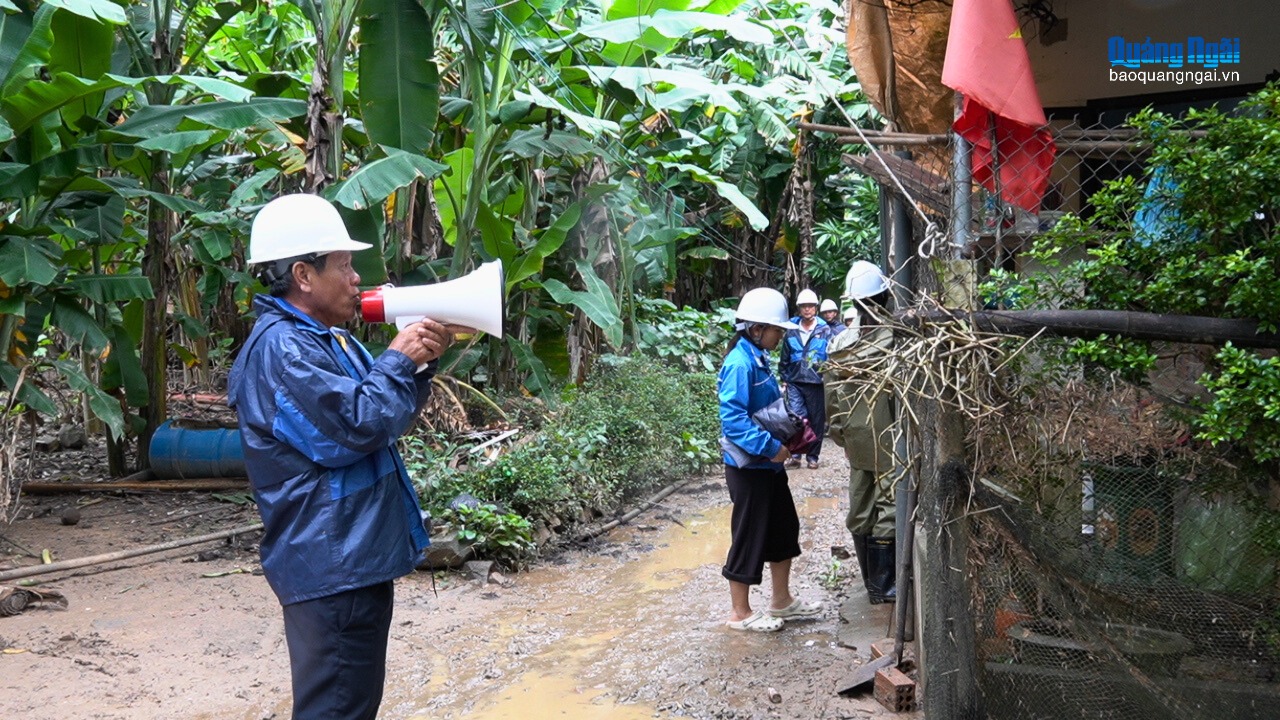 Sử dụng loa phát thanh cảnh báo bão cho các hộ dân ở xóm Lân.