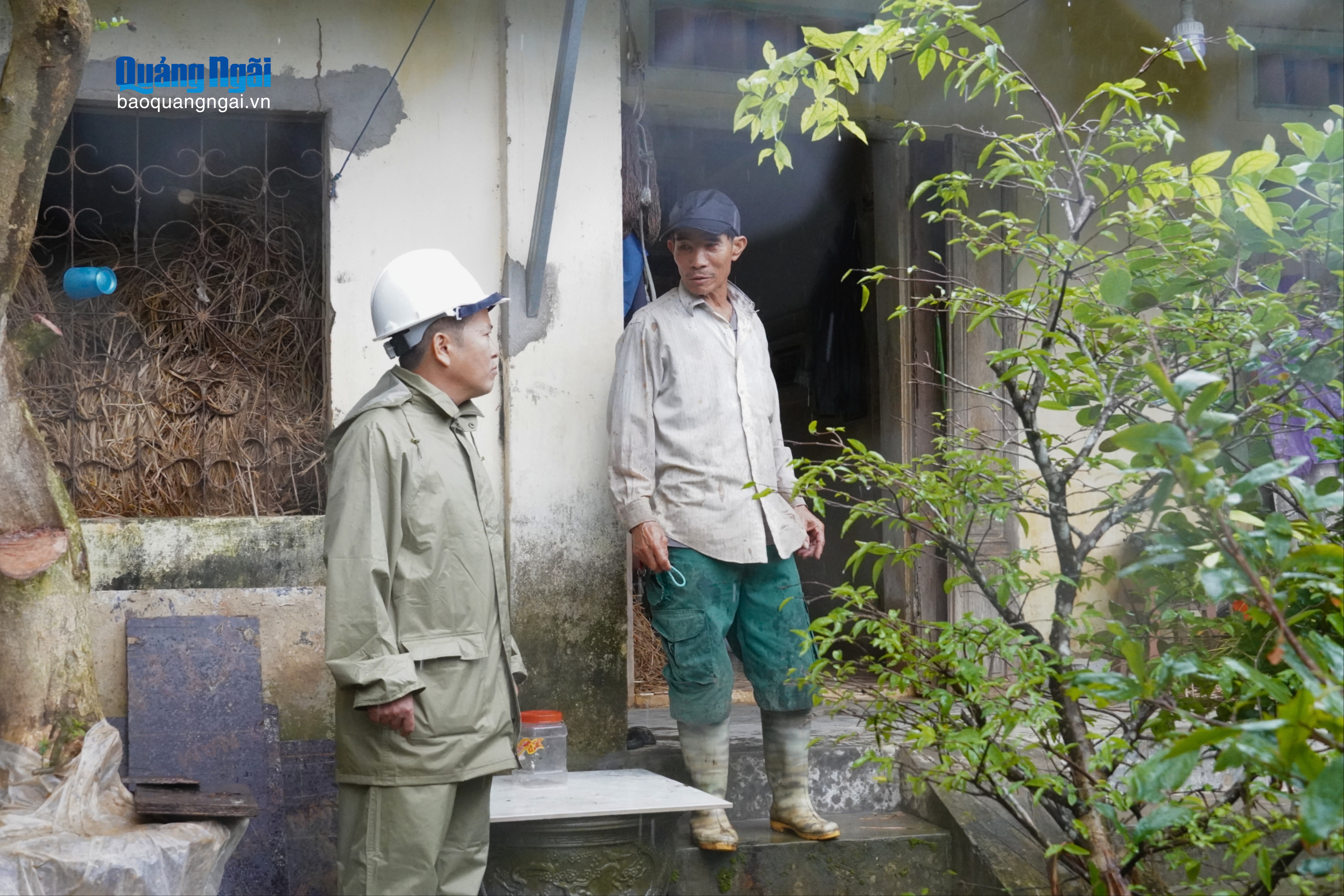 Lãnh đạo xã Tịnh Khê đến từng hộ dân nắm tình hình, vận động người dân sơ tán trước khi bão số 13 đổ bộ.