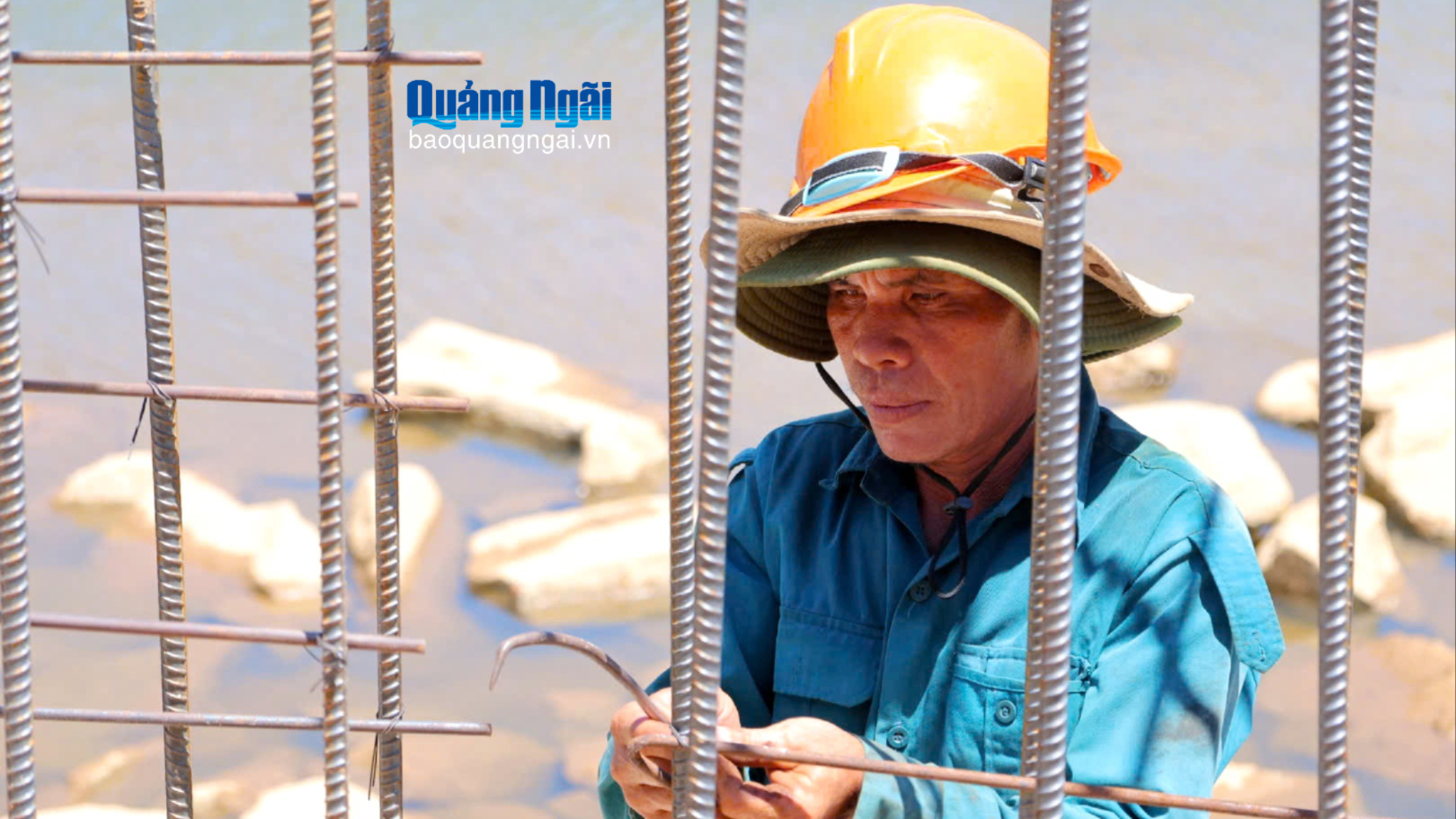 Vất vả làm việc dưới nắng nóng
