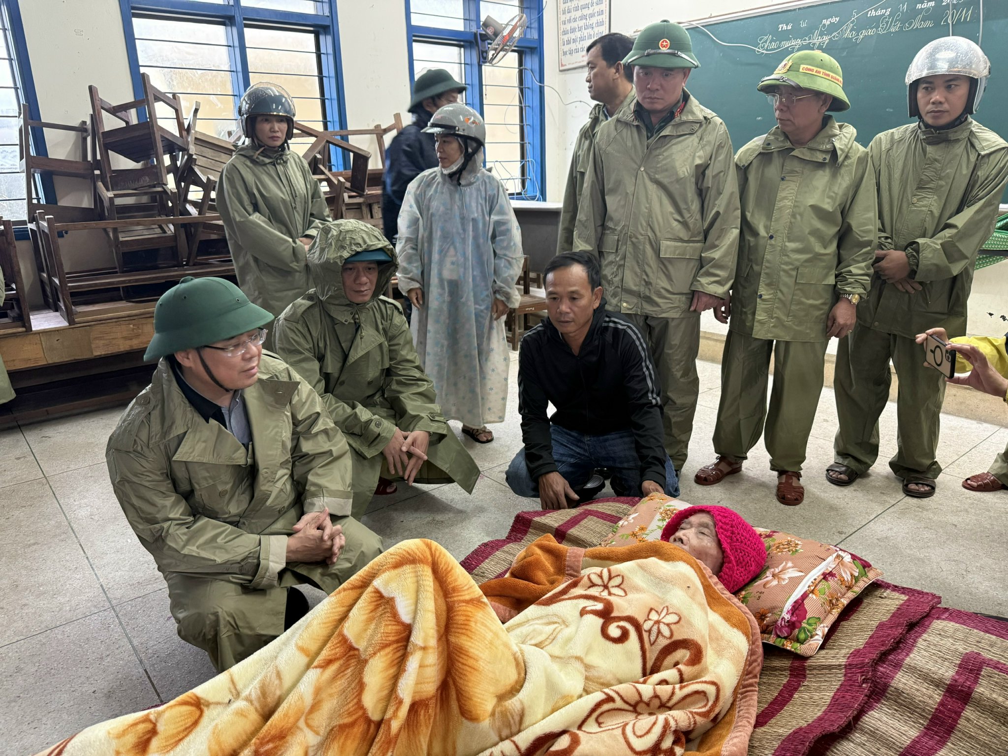 Chủ tịch UBND tỉnh Nguyễn Hoàng Giang ân cần thăm hỏi người dân xã Long Phụng tại nơi tránh thú bão.