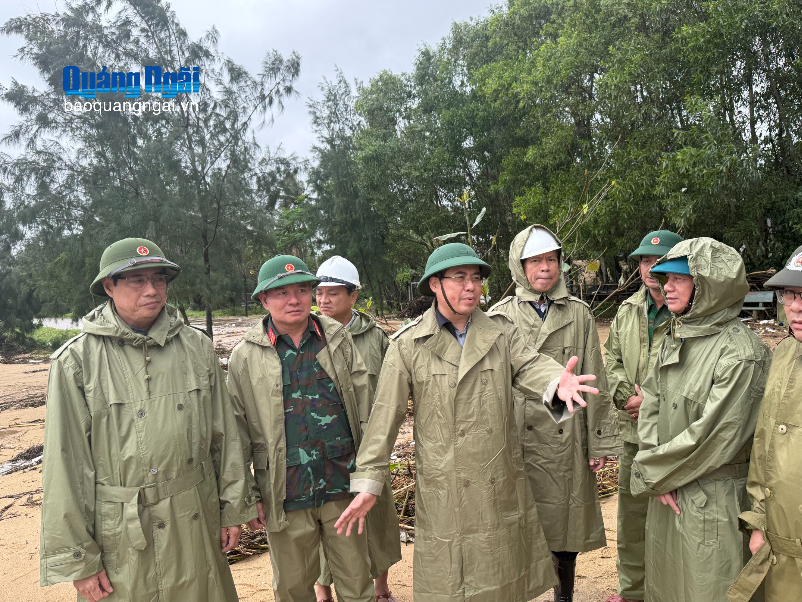  Chủ tịch UBND tỉnh Nguyễn Hoàng Giang kiểm tra tình hình triển khai công tác ứng phó bão số 13 trên địa bàn xã Long Phụng.