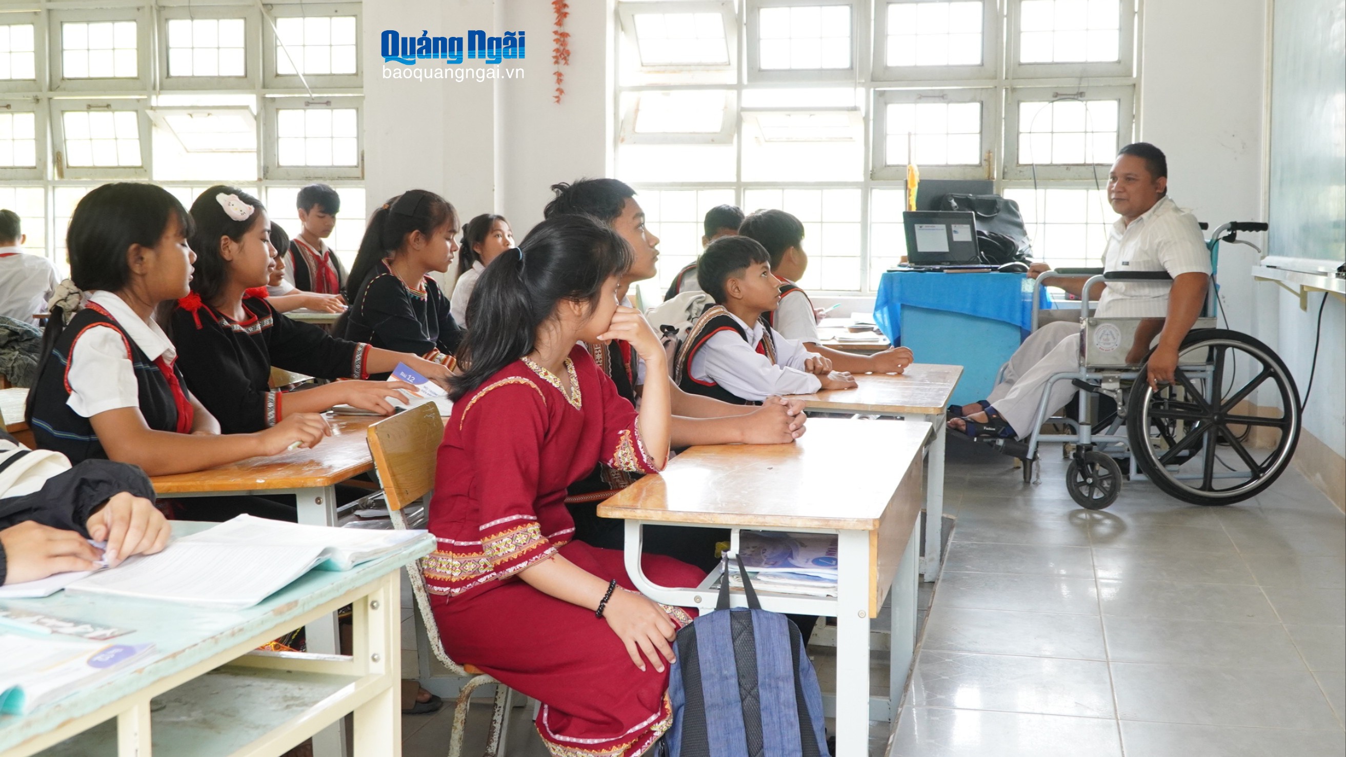 Miệt mài gieo chữ trên chiếc xe lăn