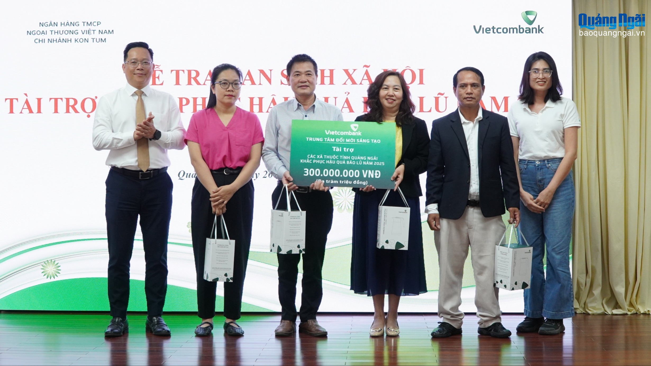 Vietcombank Kon Tum trao 1,1 tỷ đồng hỗ trợ an sinh xã hội
