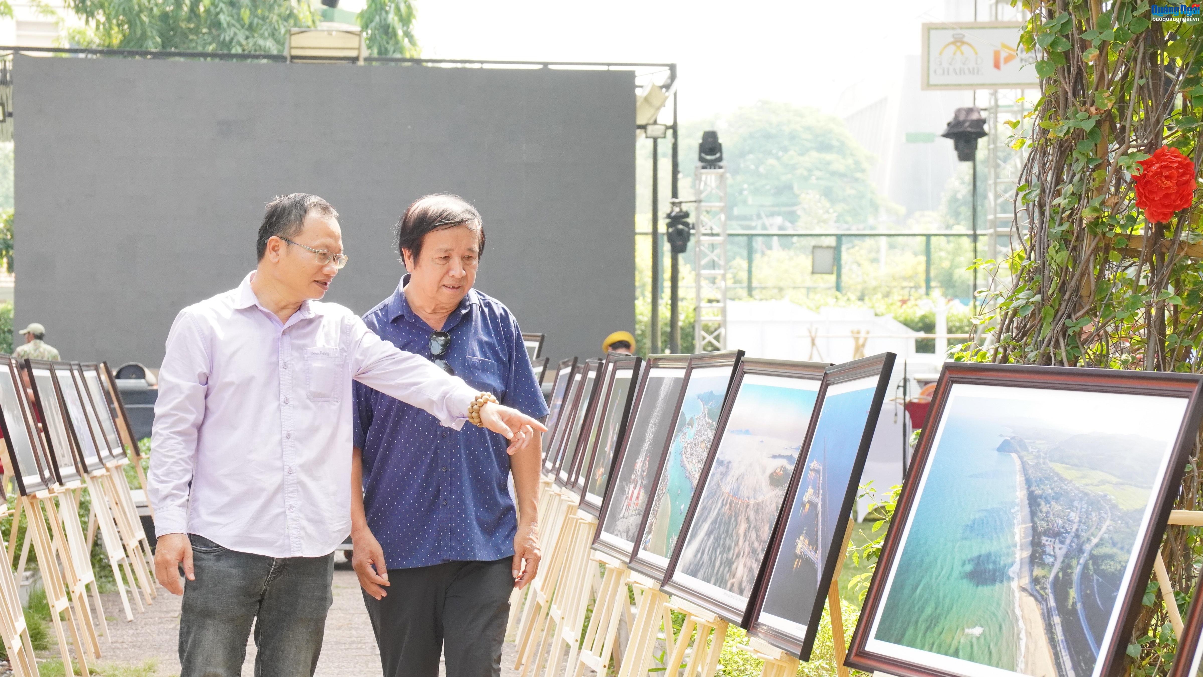 Ban tổ chức kiểm tra các công đoạn cuối cùng trước khi chào đón đồng hương, du khách đến tham quan.