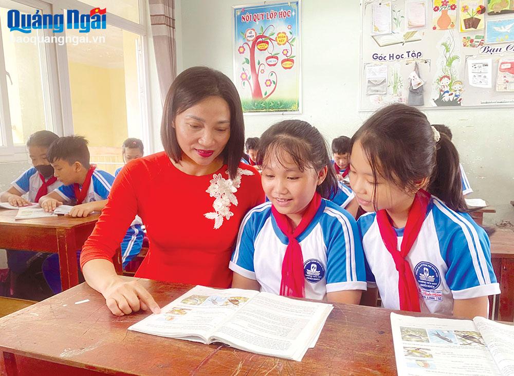 Cô giáo Nguyễn Thị Minh Tâm, Trường Tiểu học Nguyễn Nghiêm (TP.Quảng Ngãi) tận tụy với nghề. 
