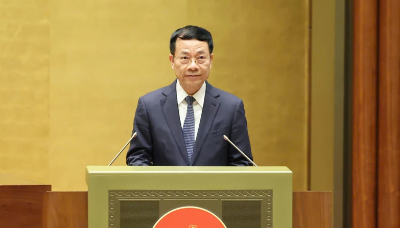 Bộ trưởng Thông tin và Truyền thông Nguyễn Mạnh Hùng trình bày Tờ trình dự thảo Nghị quyết. Ảnh: DUY LINH