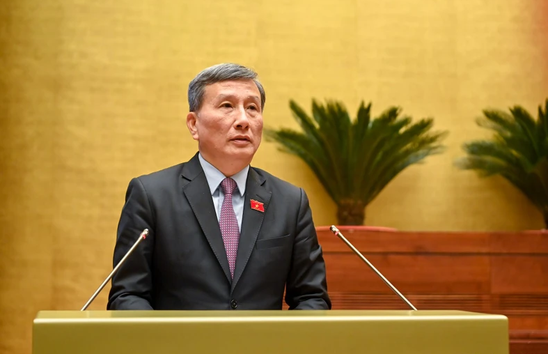 Chủ nhiệm Ủy ban Khoa học, Công nghệ và Môi trường Lê Quang Huy trình bày báo cáo thẩm tra. Ảnh: DUY LINH