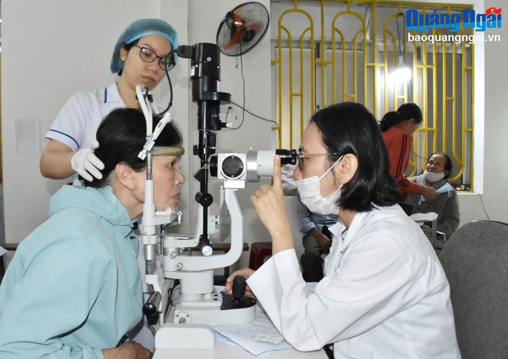 Qua 2 ngày tổ chức thăm khám, tư vấn điều trị miễn phí các bệnh về mắt, các y, bác sĩ Trung tâm Mắt tỉnh đã thăm khám cho gần 650 người.
