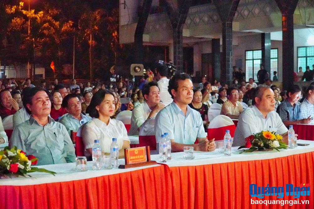 Các đại biểu về dự khai mạc.