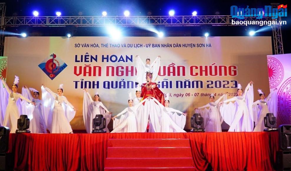 Tiết mục hát, múa hiện đại của đoàn nghệ thuật quần chúng huyện Tư Nghĩa.