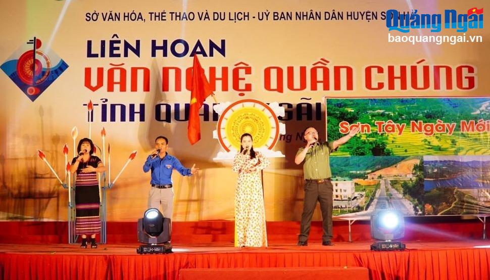 Tiếng mục hát Sơn Tây ngày mới của đoàn nghệ thuật quần chúng huyện Sơn Tây.