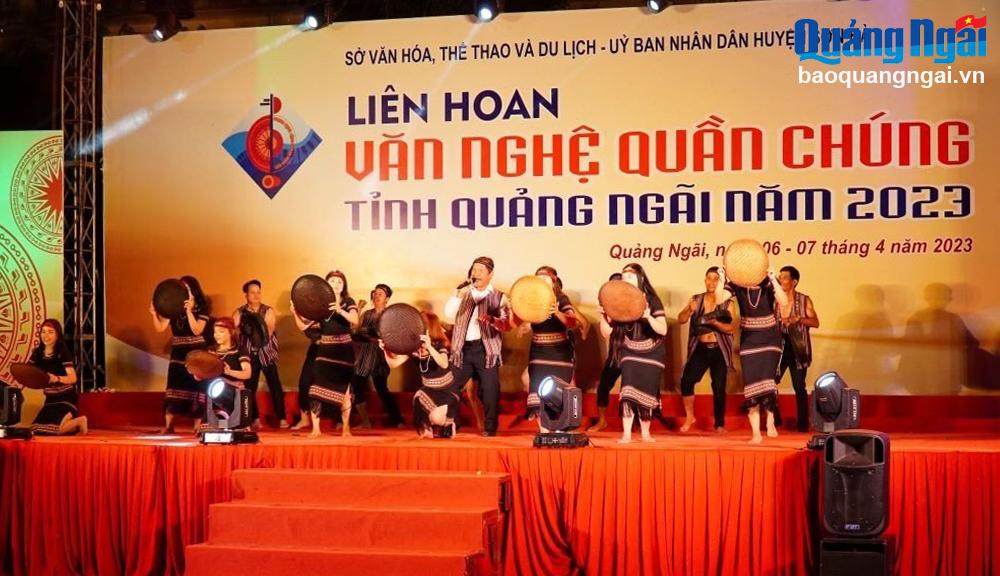 Tiết mục hát Mừng mùa lúa mới của đoàn nghệ thuật quần chúng huyện Minh Long.