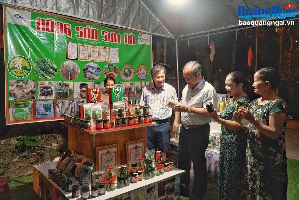 Cùng với Liên hoan Văn nghệ quần chúng tỉnh Quảng Ngãi năm 2023, sẽ diễn ra hoạt động Triển lãm ảnh nghệ thuật “Quảng Ngãi - Đất và người”; trưng bày, giới thiệu sản phẩm OCOP và các sản phẩm truyền thống huyện Sơn Hà tại Khu Trung tâm Bảo tồn văn hóa Hrê huyện Sơn Hà.