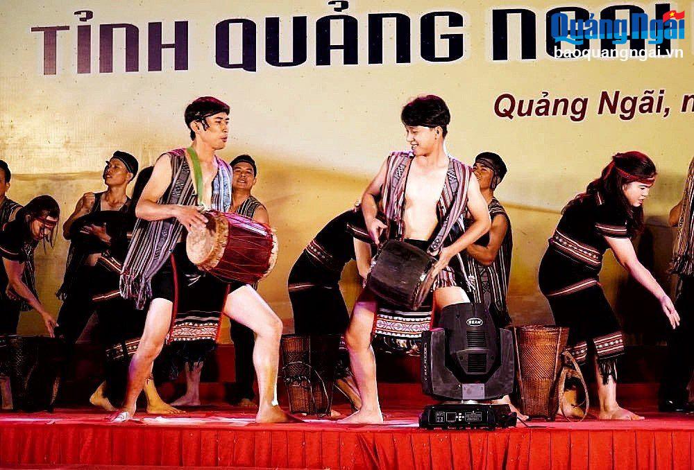 Đoàn nghệ thuật quần chúng huyện Minh Long cũng tự tin thể hiện những điệu múa, hòa tấu nhạc cụ truyền thống của dân tộc mình.