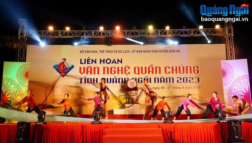 Những diễn viên của đoàn nghệ thuật quần chúng huyện Lý Sơn thể hiện tiết mục múa tái hiện khung cảnh thả lưới, đánh bắt cá ngoài khơi xa của ngư dân miền biển.