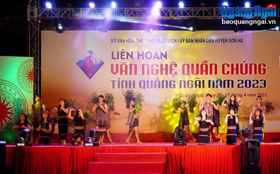 Tiết mục của đoàn nghệ thuật quần chúng huyện Minh Long.