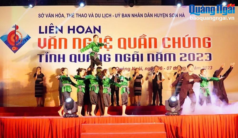 Tiết mục hát, múa được dàn dựng hoành tráng, công phu của đoàn nghệ thuật quần chúng huyện Ba Tơ.