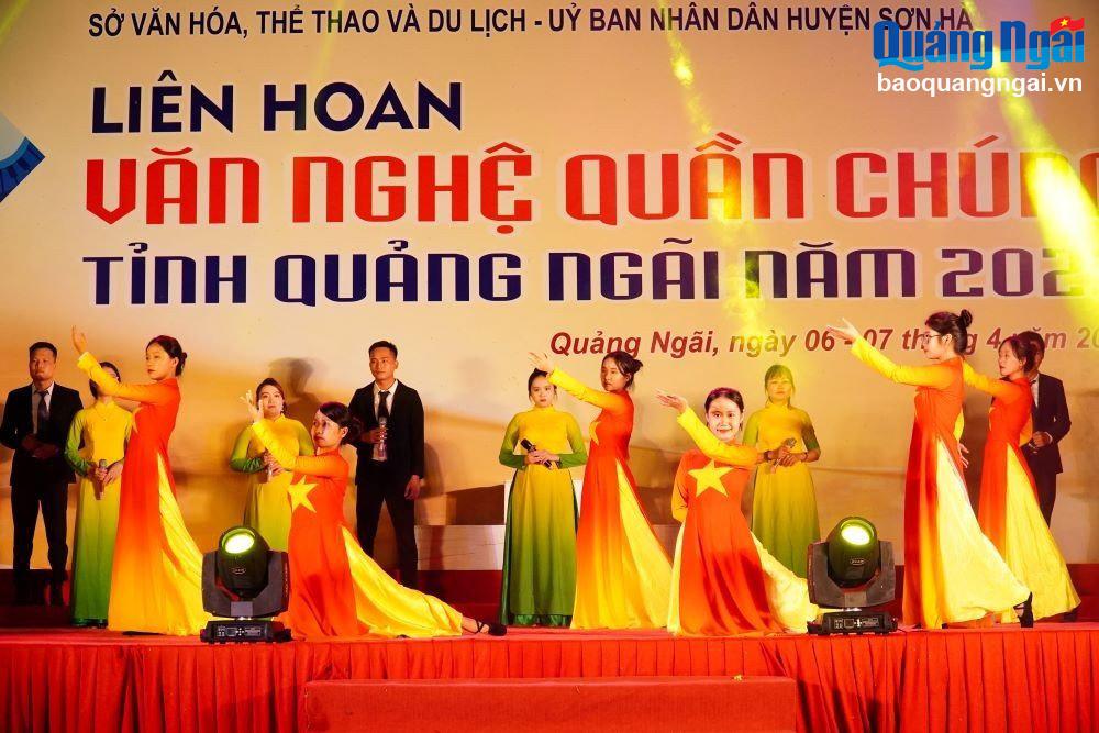 Phần thi hát, múa của đoàn nghệ thuật quần chúng huyện Bình Sơn mở đầu liên hoan.