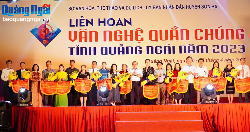 Ban tổ chức tặng hoa và cờ lưu niệm cho các đơn vị tham gia.