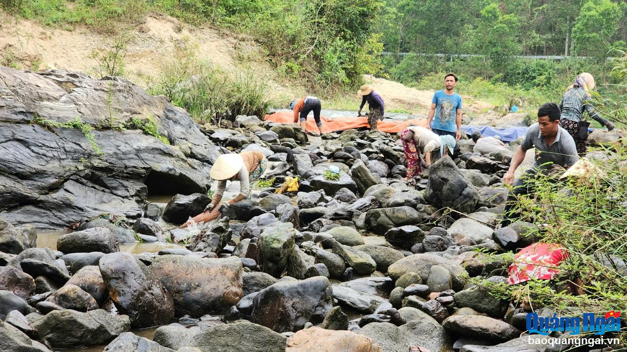 Theo anh Đinh Văn Tới chia sẻ, đặc trưng lòng sông có rất nhiều đá lớn, nhỏ. Vì vậy, thanh niên trong làng sẽ dùng đá và bùn để đắp một đoạn bờ ở khu vực nước cạn dài khoảng trăm mét ngăn đôi dòng sông. Khi ngăn xong rồi thì chặn một bên, dẫn dòng nước chảy sang một bên. Khi nước rút hết thì bà con cùng nhau bắt cá.
