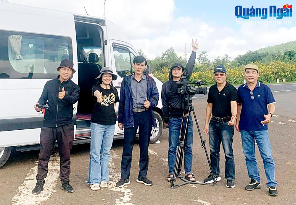 Đạo diễn Hồ Nhật Thảo (thứ ba, bên trái) cùng ekip thực hiện phim tài liệu Vùng đồng đội.
Ảnh: NVCC