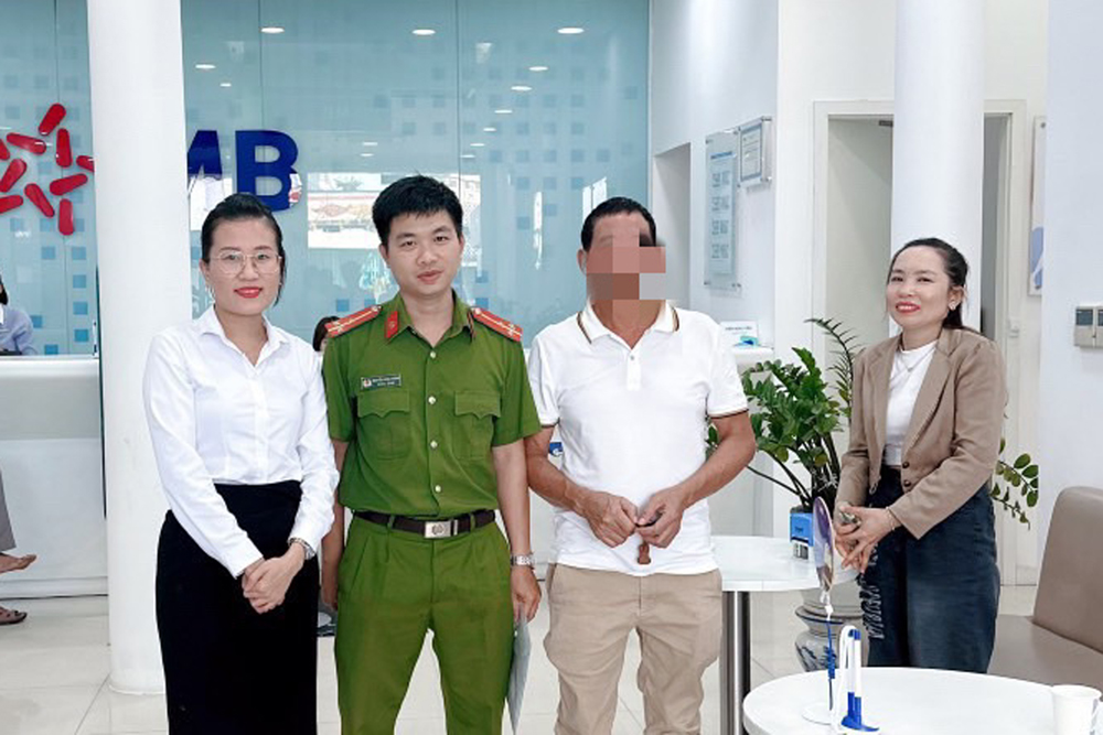 Anh C.V.V (thứ hai bên phải) đến Ngân hàng TMCP Quân đội nhận lại tiền.
