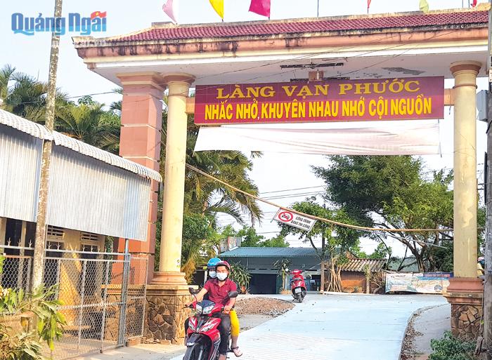 Người làng Phước An, xã Đức Hòa (Mộ Đức) khắc tên làng Vạn Phước lên cổng làng để nhớ về địa danh